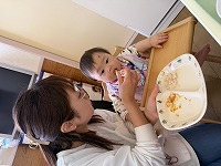 離乳食を食べる赤ちゃん