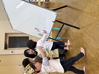 クイズに答える子ども