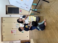 クイズに答える子ども