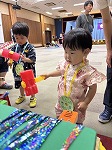 親子ゲーム　ワニワニパニックを楽しんでいる子ども
