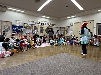 先生の話を聞く子ども達