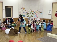 大きなかぶの劇を披露するたんぽぽ組