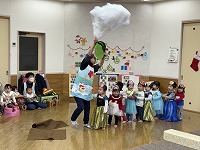 大きなかぶの劇を披露するたんぽぽ組