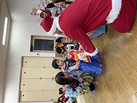 プレゼントをサンタさんからもらう子ども