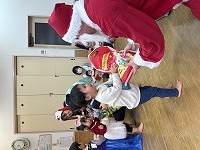 プレゼントをサンタさんからもらう子ども