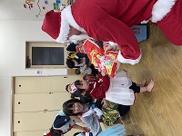 プレゼントをサンタさんからもらう子ども
