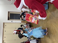 プレゼントをサンタさんからもらう子ども