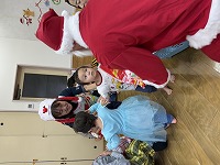 プレゼントをサンタさんからもらう子ども