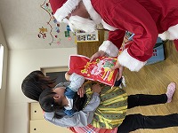 プレゼントをサンタさんからもらう子ども