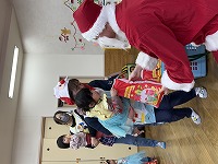 プレゼントをサンタさんからもらう子ども