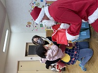 プレゼントをサンタさんからもらう子ども