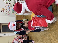 プレゼントをサンタさんからもらう子ども