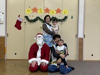 サンタさんと記念撮影をするちゅうりっぷ組