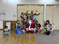 サンタさんと記念撮影をするたんぽぽ組