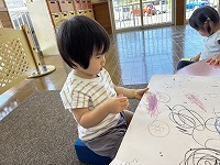 子どもがお絵描きしている