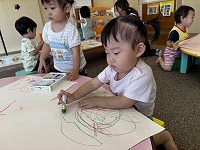 子どもがお絵描きしている