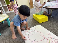 子どもがお絵描きしている