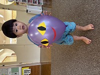 風船をもっている子ども