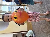 風船をもっている子ども