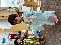 ドレスを着ている子ども