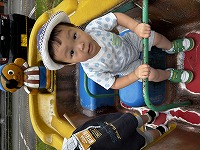 子どもが公園で遊んでいる