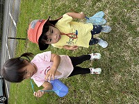 子どもが公園で遊んでいる