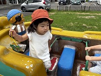 子どもが公園で遊んでいる