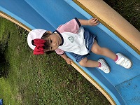 子どもが公園で遊んでいる