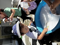 子どもが泡で遊んでいる