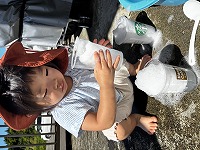 子どもが泡で遊んでいる
