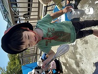 子どもが泡で遊んでいる