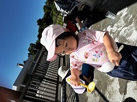 子どもが泡で遊んでいる