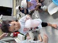 子どもが泡で遊んでいる
