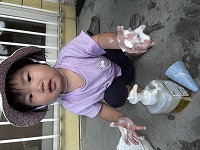 子どもが泡で遊んでいる