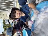 子どもが泡で遊んでいる