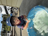 子どもが泡で遊んでいる