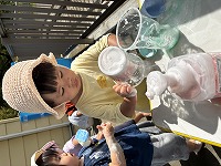 子どもが泡で遊んでいる
