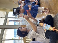祖母と遊んでいる様子