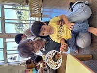 祖母と遊ぶ子ども