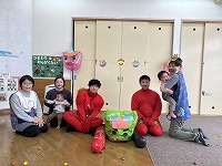 鬼と記念撮影をしているちゅうりっぷ組