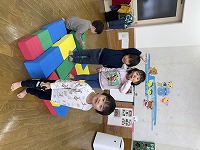 ポーズをとる子ども達