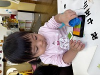 スタンプを押している子ども