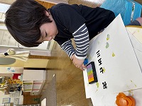 スタンプを押している子ども