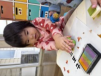 スタンプを押している子ども