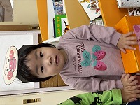 お面をつけている子ども