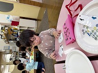 シール貼りをしている子ども