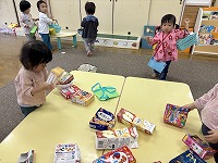 お買物ごっこしている子ども達
