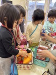 お買物ごっこしている子ども達