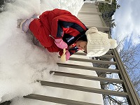 雪遊びを楽しむ子ども