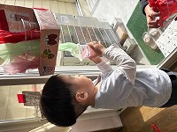 ドリンクバーで遊ぶ子ども